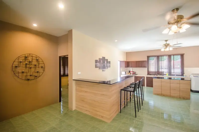Kitchen breakfast bar